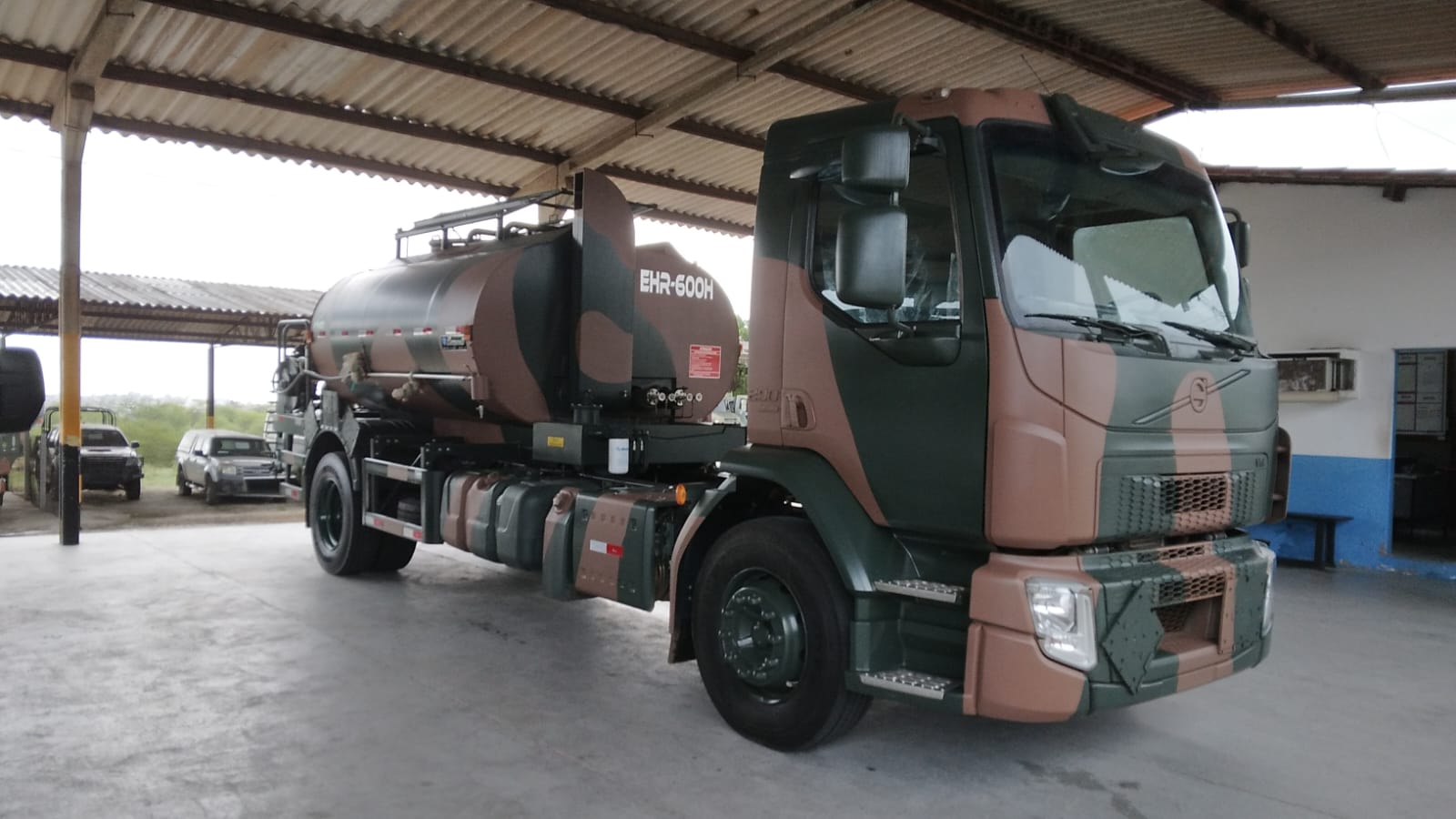 VM 290 4X2 C ESPARGIDOR DE ASFALTO